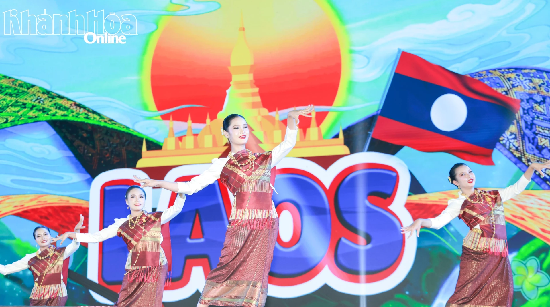 Đoàn nghệ thuật đến từ Cộng hòa dân chủ Nhân dân Lào biểu diễn tại Festival Biển Khánh Hòa năm 2026. Ảnh: GIANG ĐÌNH