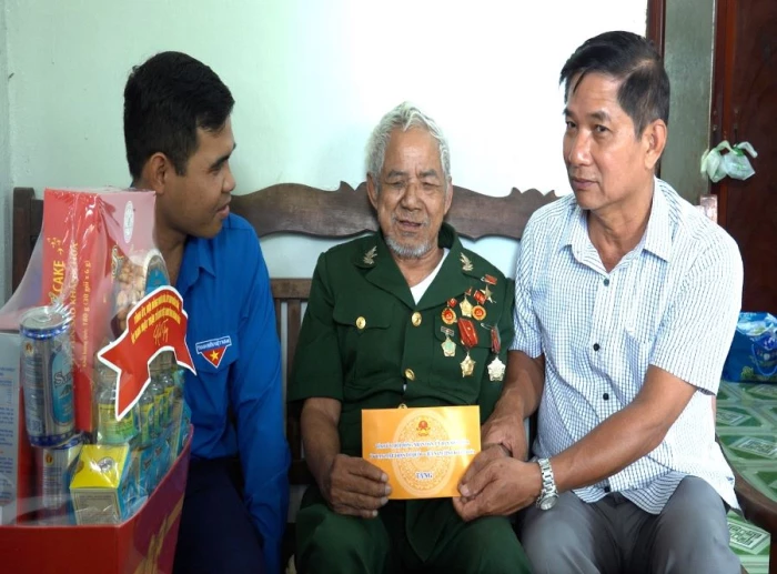 Đảng ủy xã Đông Khánh Sơn thăm, tặng quà người có công với cách mạng