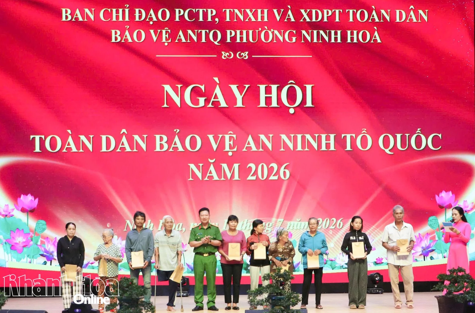 Đại tá Lê Quang Dũng trao quà cho các hộ có hoàn cảnh khó khăn.