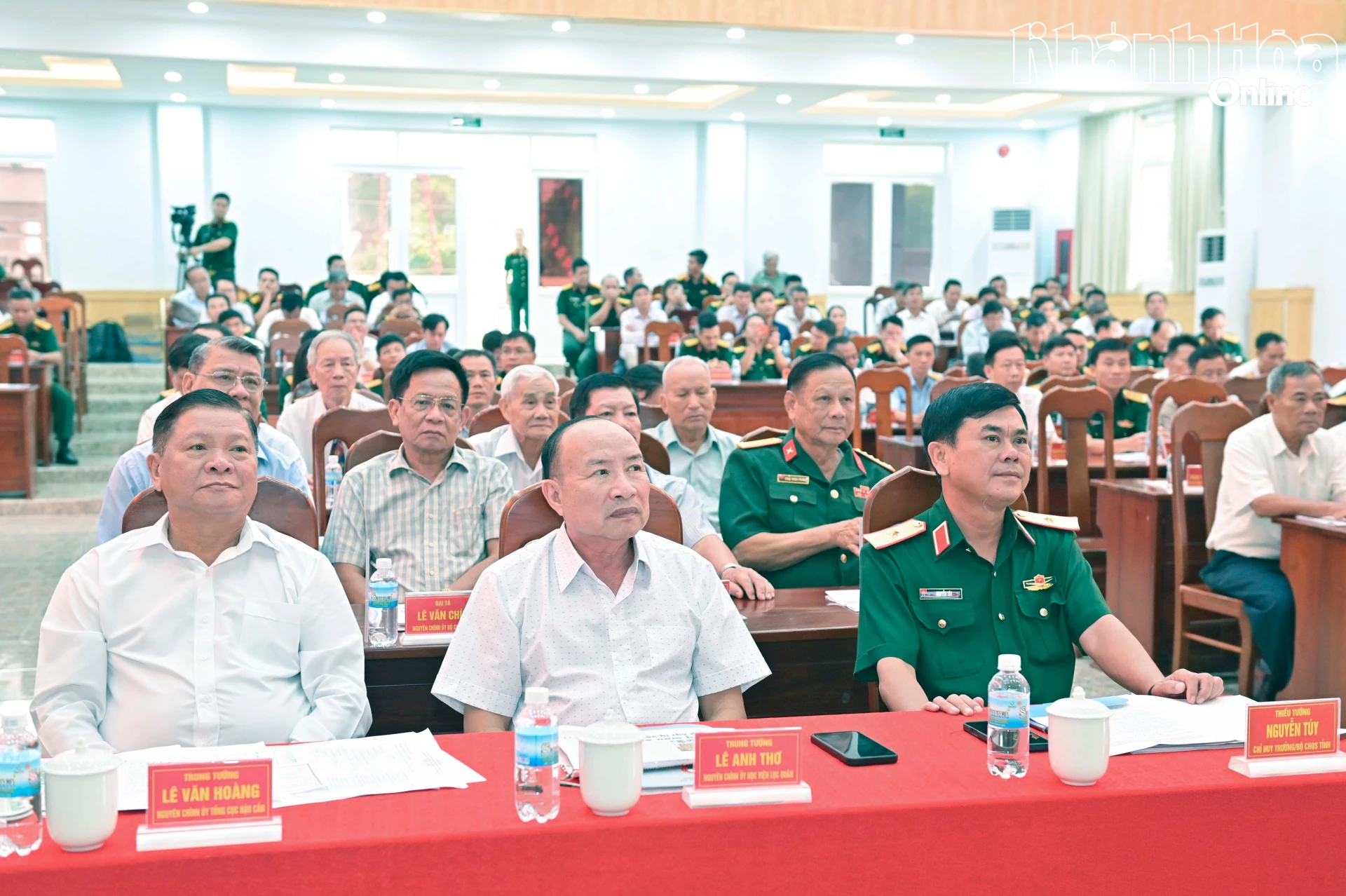 Các đại biểu dự hội nghị.