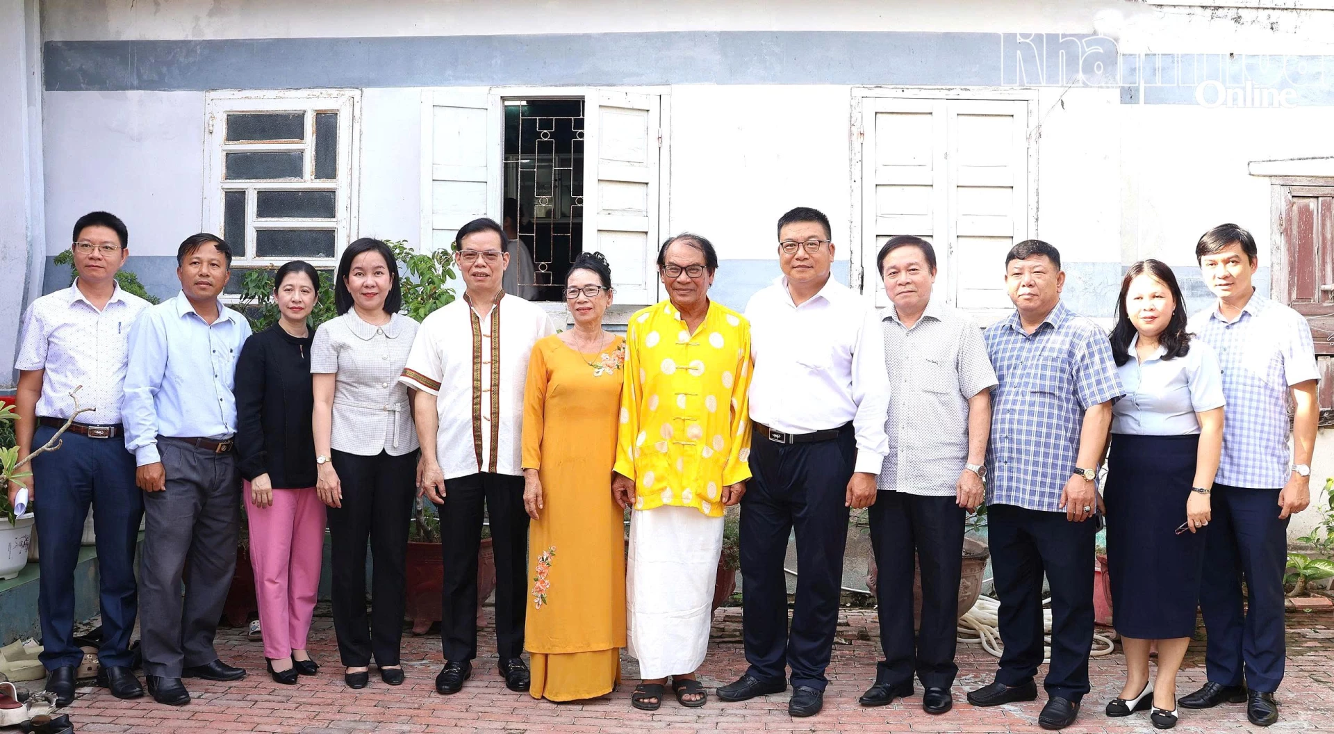 Đoàn chụp hình lưu niệm cùng gia đình ông Đạo Ngọc Trọn.