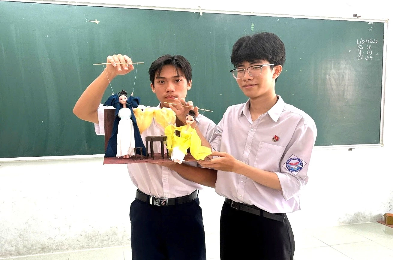 Mô hình múa rối cạn minh họa nhân vật Thúy Kiều, Thúy Vân trong đoạn trích “Trao duyên”.