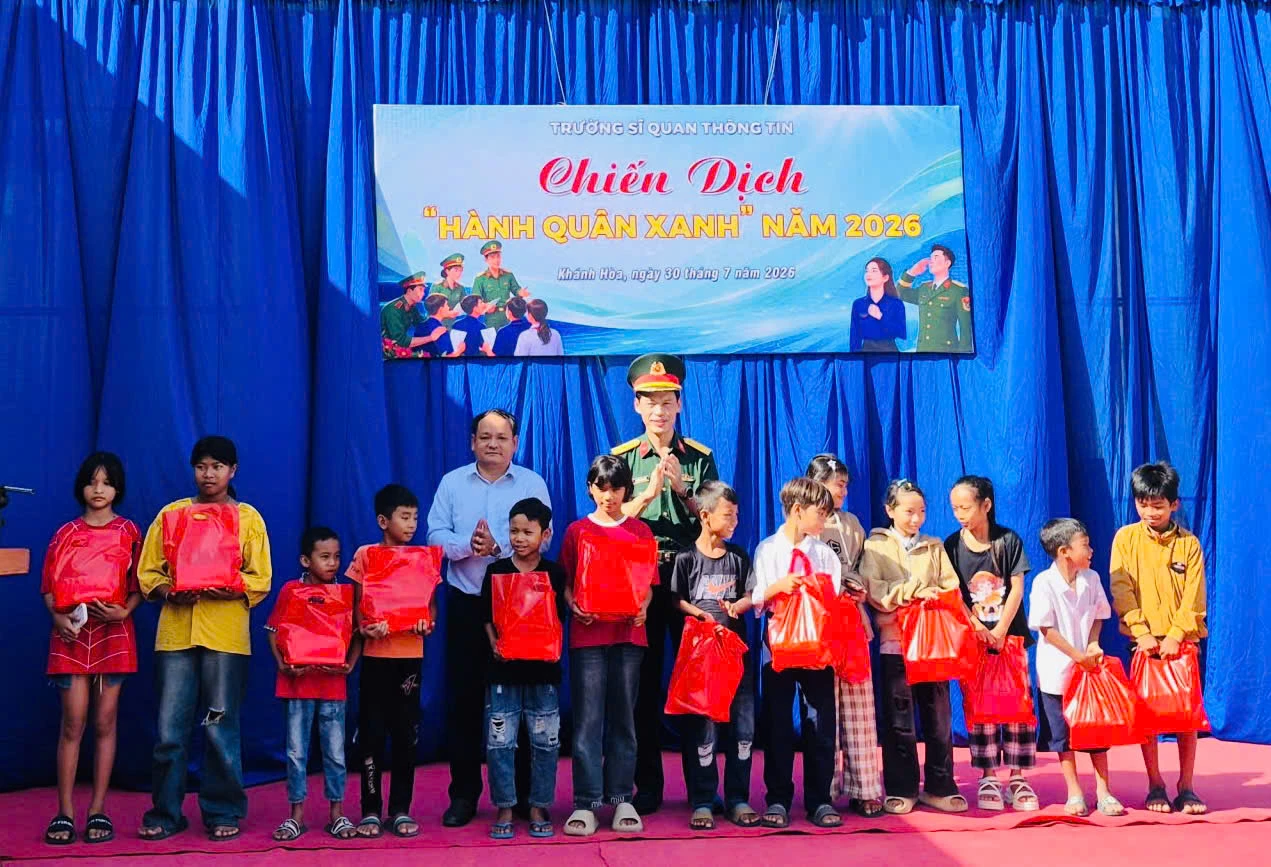 Lãnh đạo Trường Sĩ quan thông tin và Đảng uỷ xã Tây Ninh Hoà trao quà cho học sinh