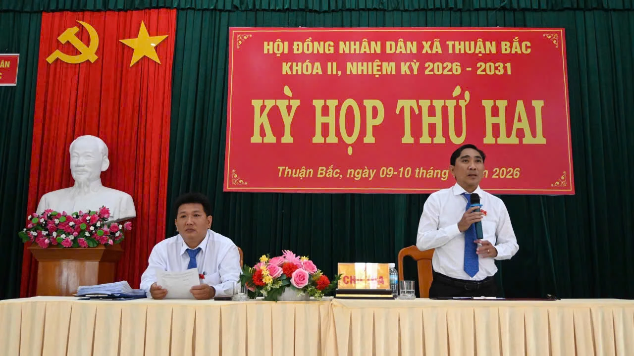 Ông Hồ Sĩ Sơn, Bí thư Đảng uỷ, Chủ tịch HĐND xã phát biểu tại kỳ họp.