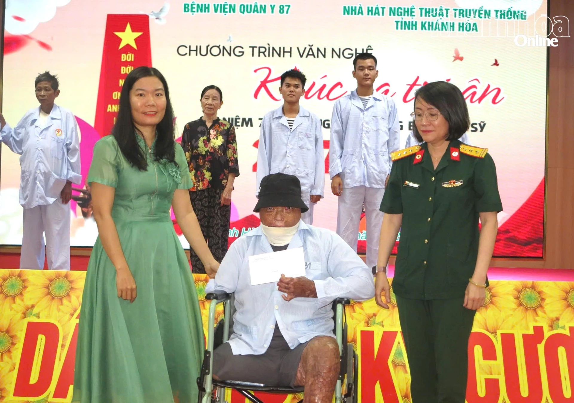 Lãnh đạo 2 đơn vị trao tặng quà cho các thương binh, bệnh binh và thân nhân liệt sĩ đang điều trị tại Bệnh viện Quân y 87.