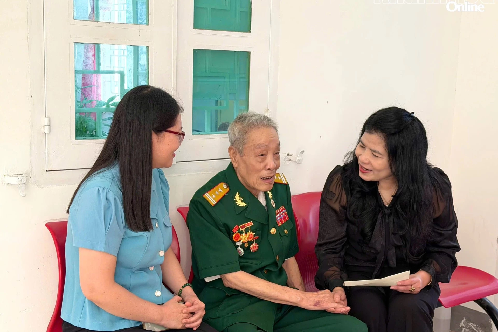 Bà Đàng Thị Mỹ Hương thăm hỏi sức khoẻ, đời sống người có công tại phường Đô Vinh.