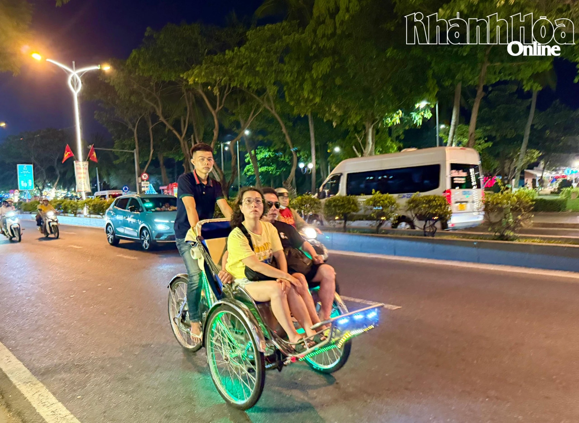 Xe xích lô chở khách du lịch chạy trên các tuyến đường khu vực Nha Trang.