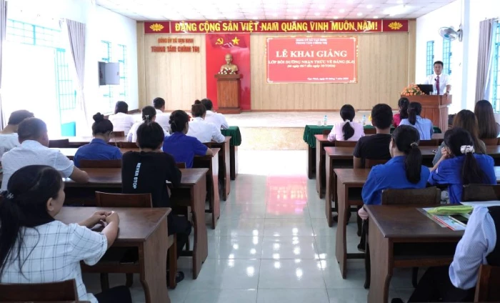 Bồi dưỡng nhận thức về Đảng cho 50 quần chúng ưu tú khu vực Vạn Ninh