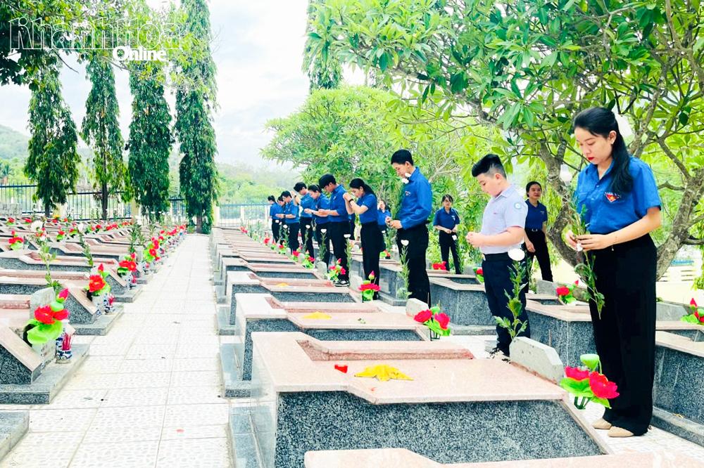 Đoàn viên phường Tây Nha Trang viếng Nghĩa trang liệt sĩ Hòn Dung.