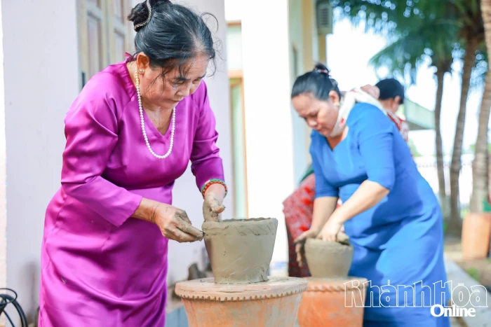 Để gốm Chăm mãi là "bảo tàng sống"