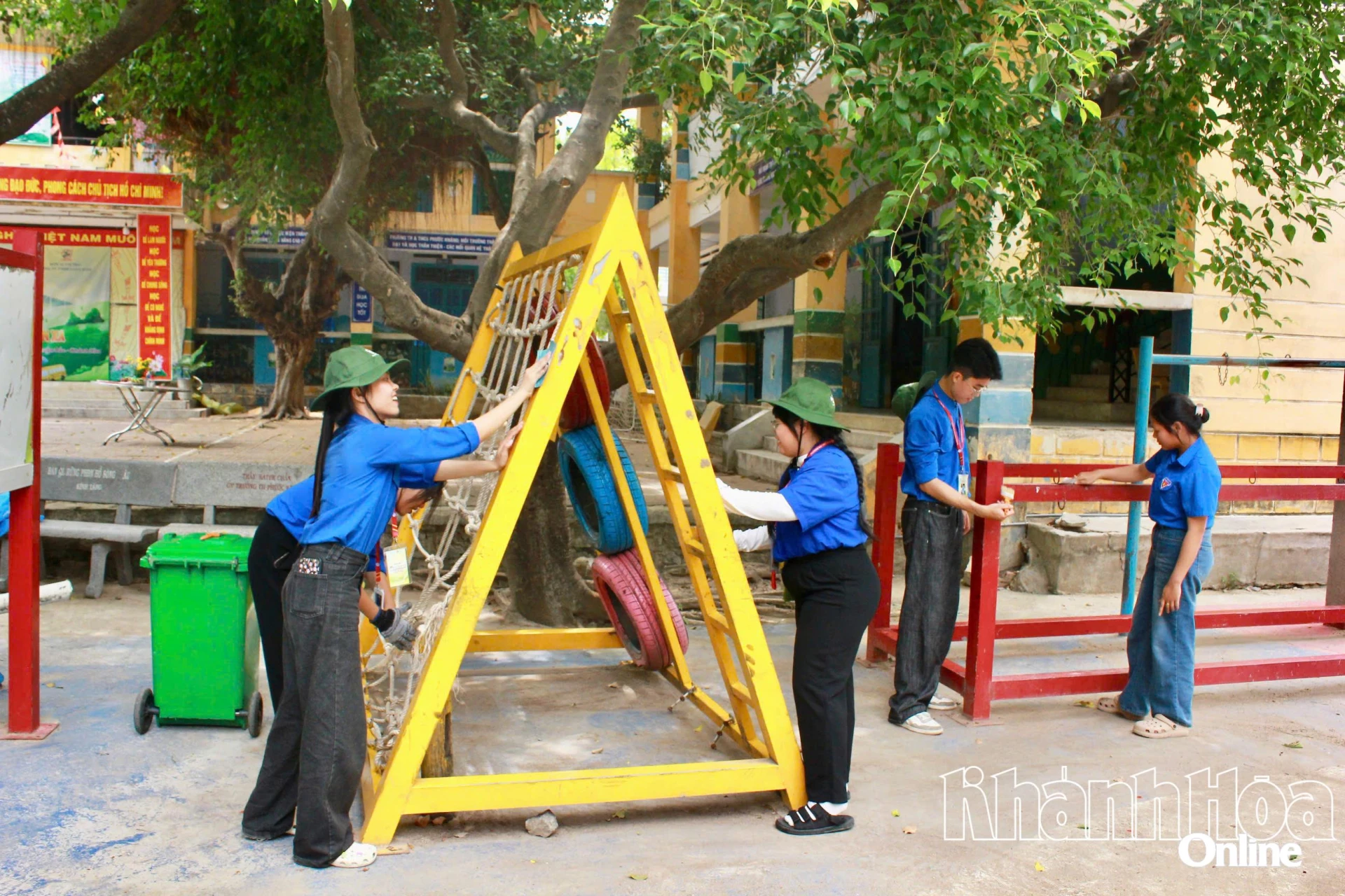 Đoàn viên Trường Kinh tế và Kinh doanh (Trường Đại học Nha Trang) sơn sửa khu vui chơi tại Trường Tiểu học và THCS Phước Kháng.