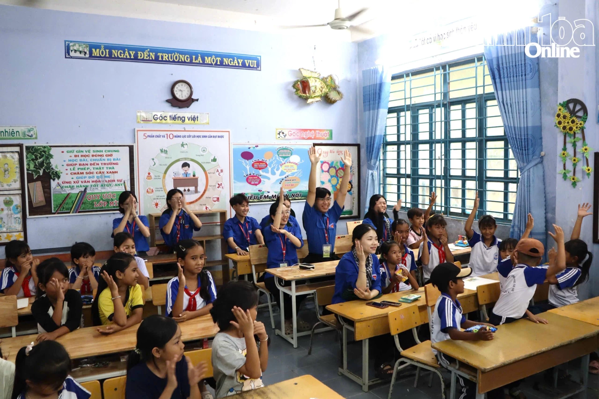 Không khí sôi nổi của lớp học tiếng Anh tại Trường Tiểu học và THCS Phước Kháng do các đoàn viên Trường Kinh tế và Kinh doanh (Trường Đại học Nha Trang) tổ chức.