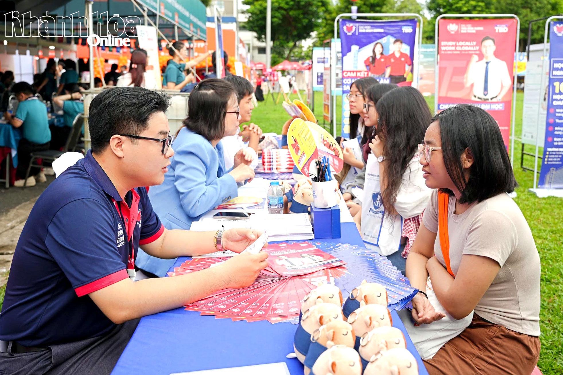 Thí sinh tìm hiểu thông tin tuyển sinh của Trường Đại học Thái Bình Dương.