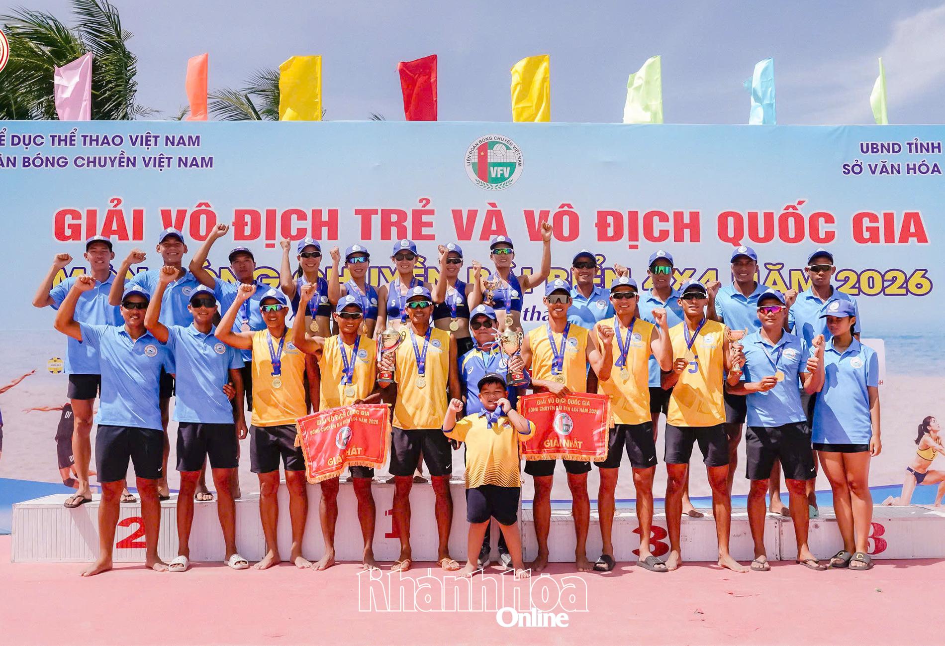 Các thành viên đội bóng chuyền nam, nữ Sanvinest Khánh Hòa giành cú đúp vô địch tại giải đấu tổ chức ở An Giang.