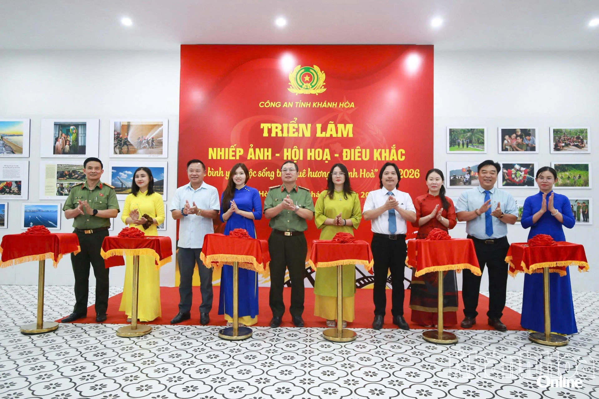 Lãnh đạo Công an, Sở VHTT&DL, Hội Văn học Nghệ thuật, Hội Nhà báo tỉnh Khánh Hòa cắt băng khai mạc triển lãm ảnh nhiếp ảnh, hội họa, điêu khắc “Vì bình yên cuộc sống trên quê hương Khánh Hòa”. 