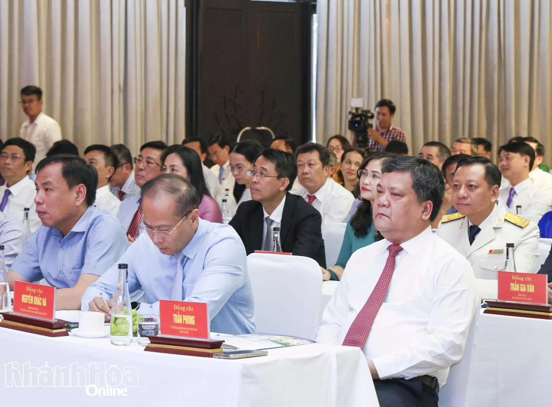 Thường trực Tỉnh ủy và các đại biểu dự hội nghị.