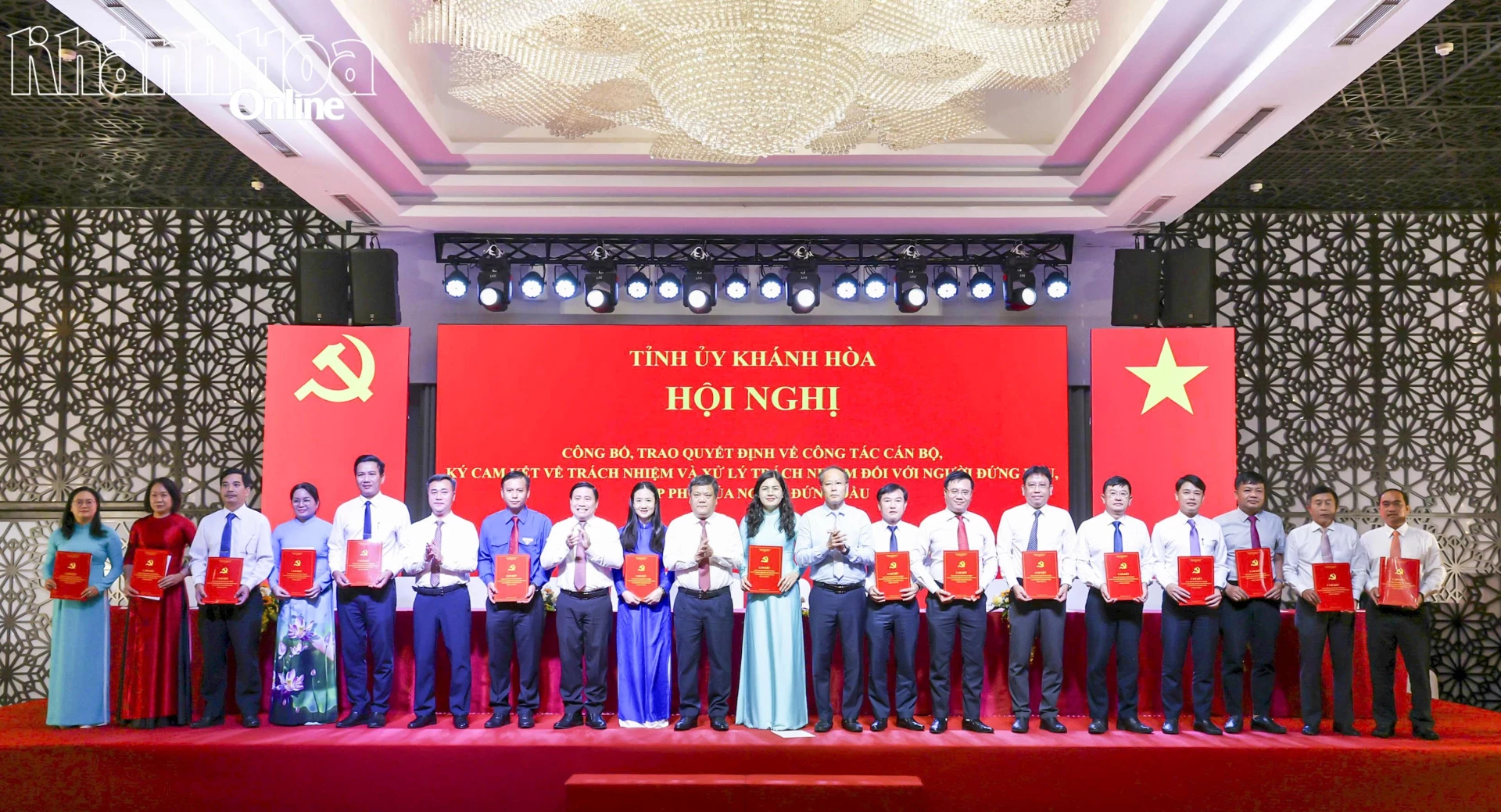 Thường trực Tỉnh ủy chúc mừng lãnh đạo các cơ quan, đơn vị của tỉnh.