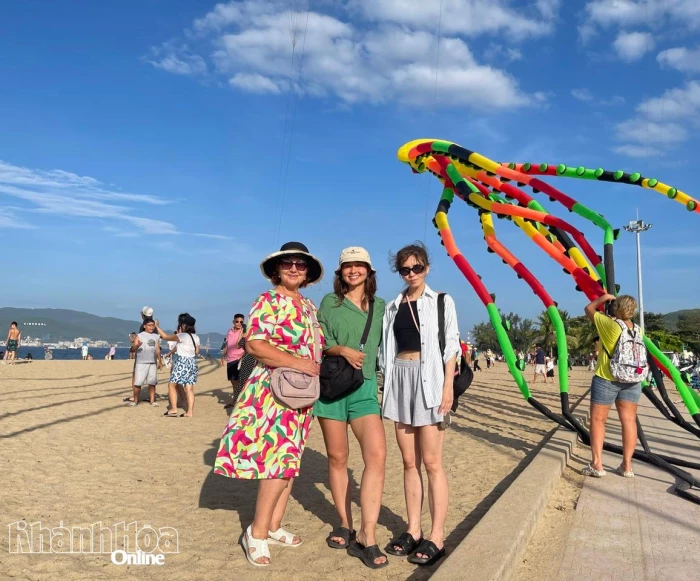 Du khách quốc tế hòa vui cùng Festival Biển Khánh Hòa 2026