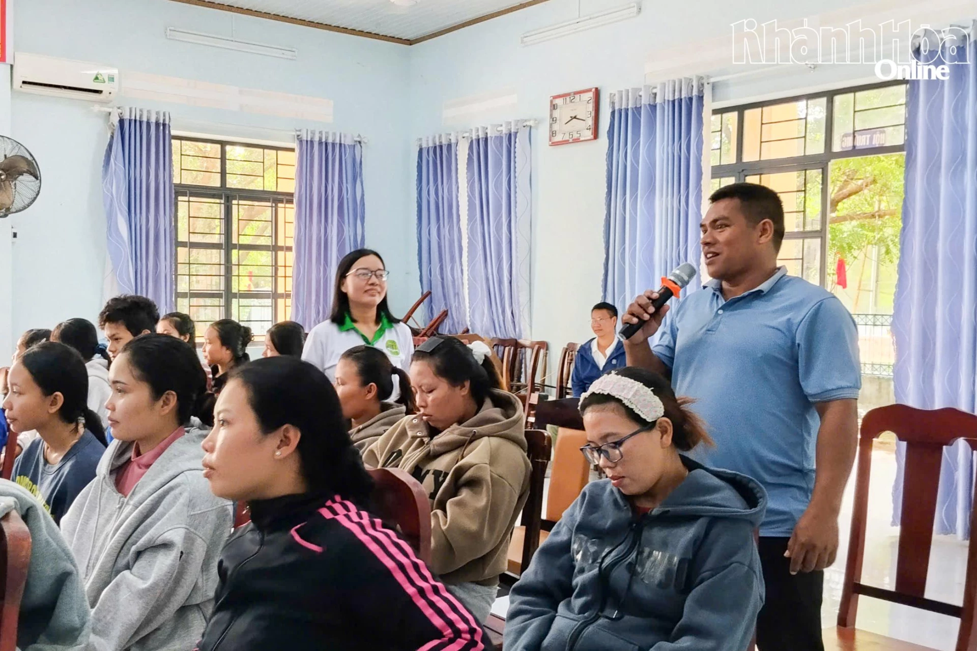 Lớp tập huấn Phát triển chăn nuôi gà thảo dược theo hướng hữu cơ quy mô nông hộ cho người dân địa phương.