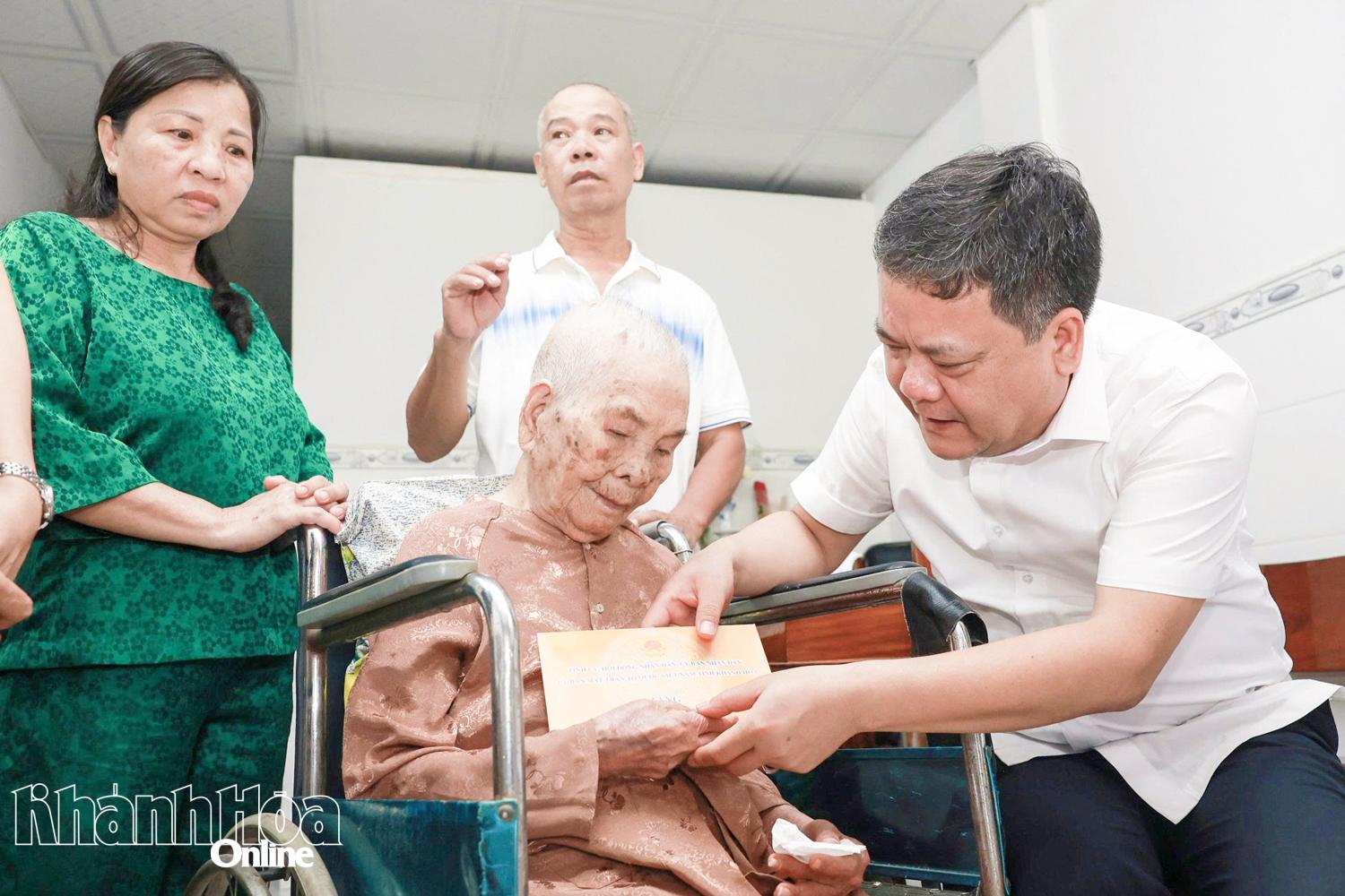 Bí thư Tỉnh ủy Trần Phong thăm, tặng quà tri ân Bà mẹ Việt Nam Anh hùng Võ Thị Đức nhân kỷ niệm 79 năm Ngày Thương binh - Liệt sĩ.