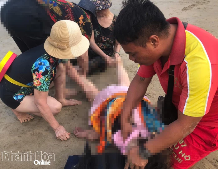 Cứu hộ kịp thời cụ bà 84 tuổi bị đột quỵ khi tắm biển Hòn Chồng