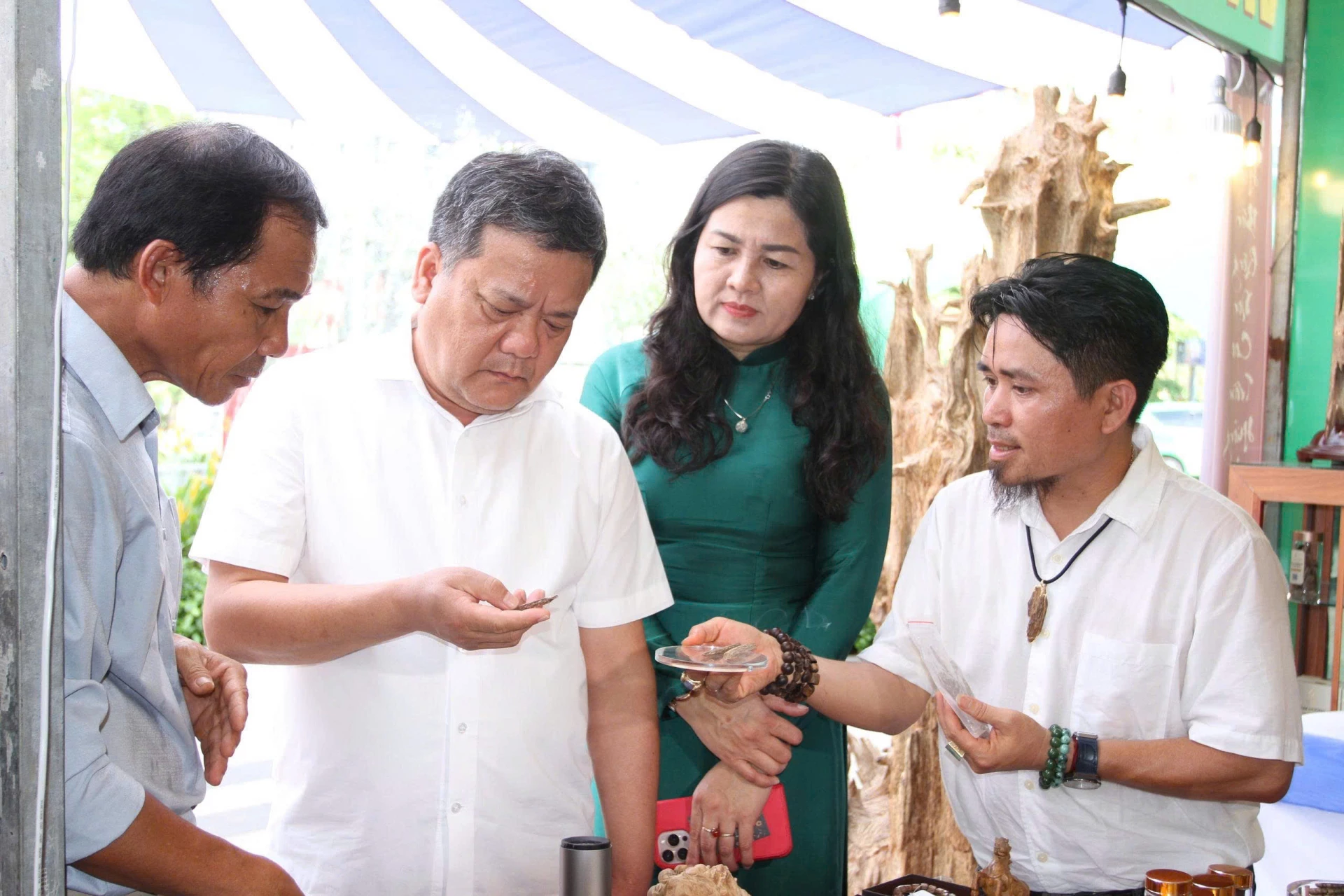 Đồng chí Trần Phong, Bí thư Tỉnh ủy tham quan gian hàng trầm hương tại Tuần lễ nông sản và sản phẩm OCOP.