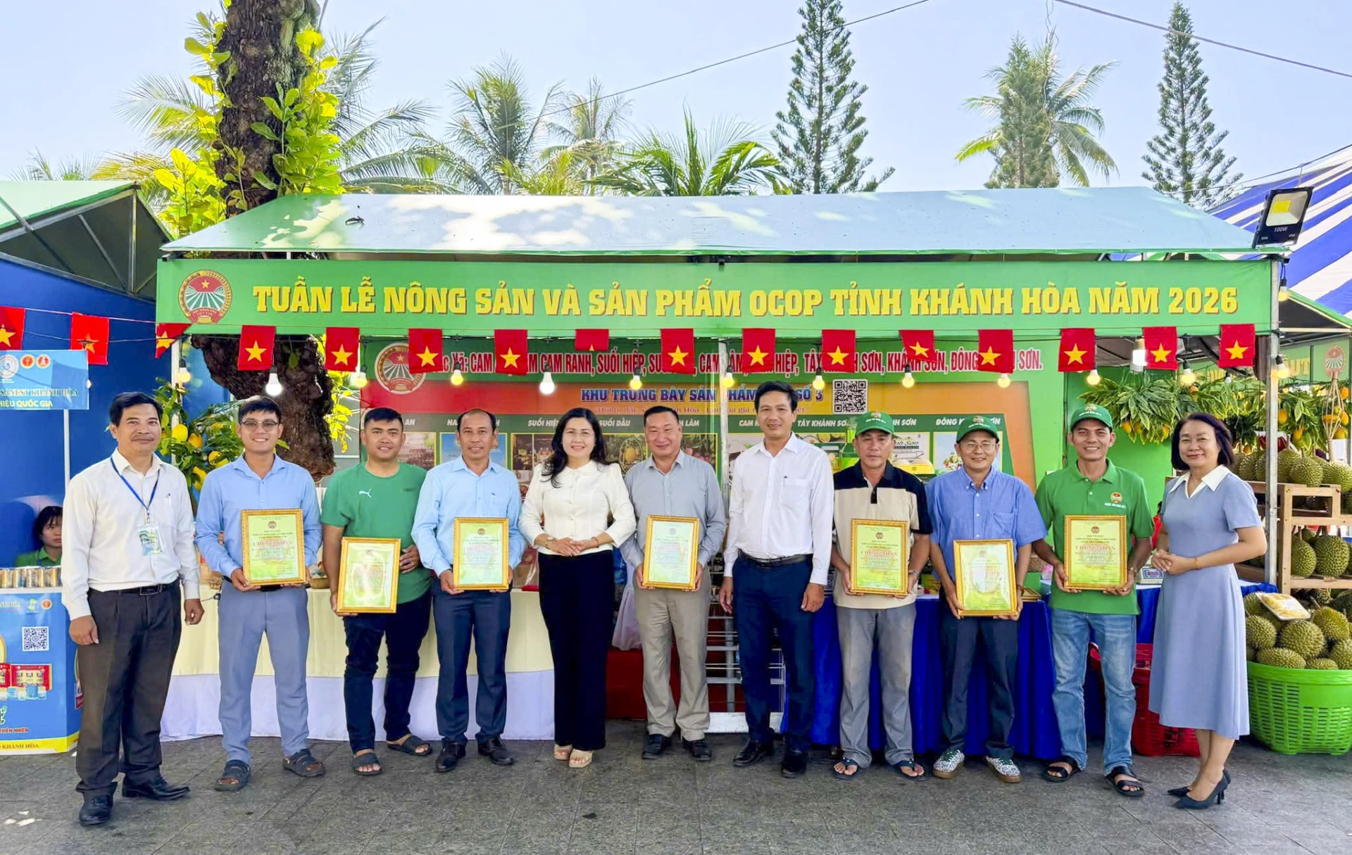 Ban tổ chức trao chứng nhận cho các gian hàng tích cực tham gia Tuần lễ Nông sản và sản phẩm OCOP tỉnh Khánh Hòa năm 2026.