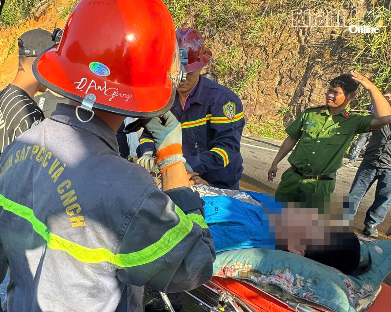 Sau hơn 2 giờ bị nạn, tài xế Hoàng Duy Đạo đã được lực lượng chức năng đưa ra khỏi hiện trường.