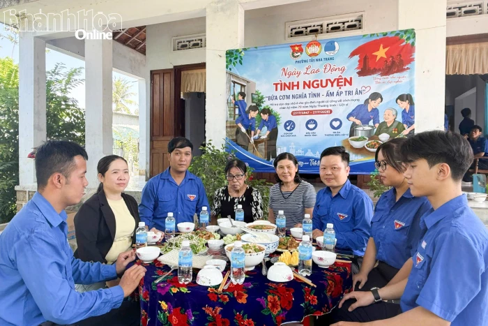 Đoàn phường Tây Nha Trang tổ chức bữa cơm nghĩa tình tri ân gia đình liệt sĩ