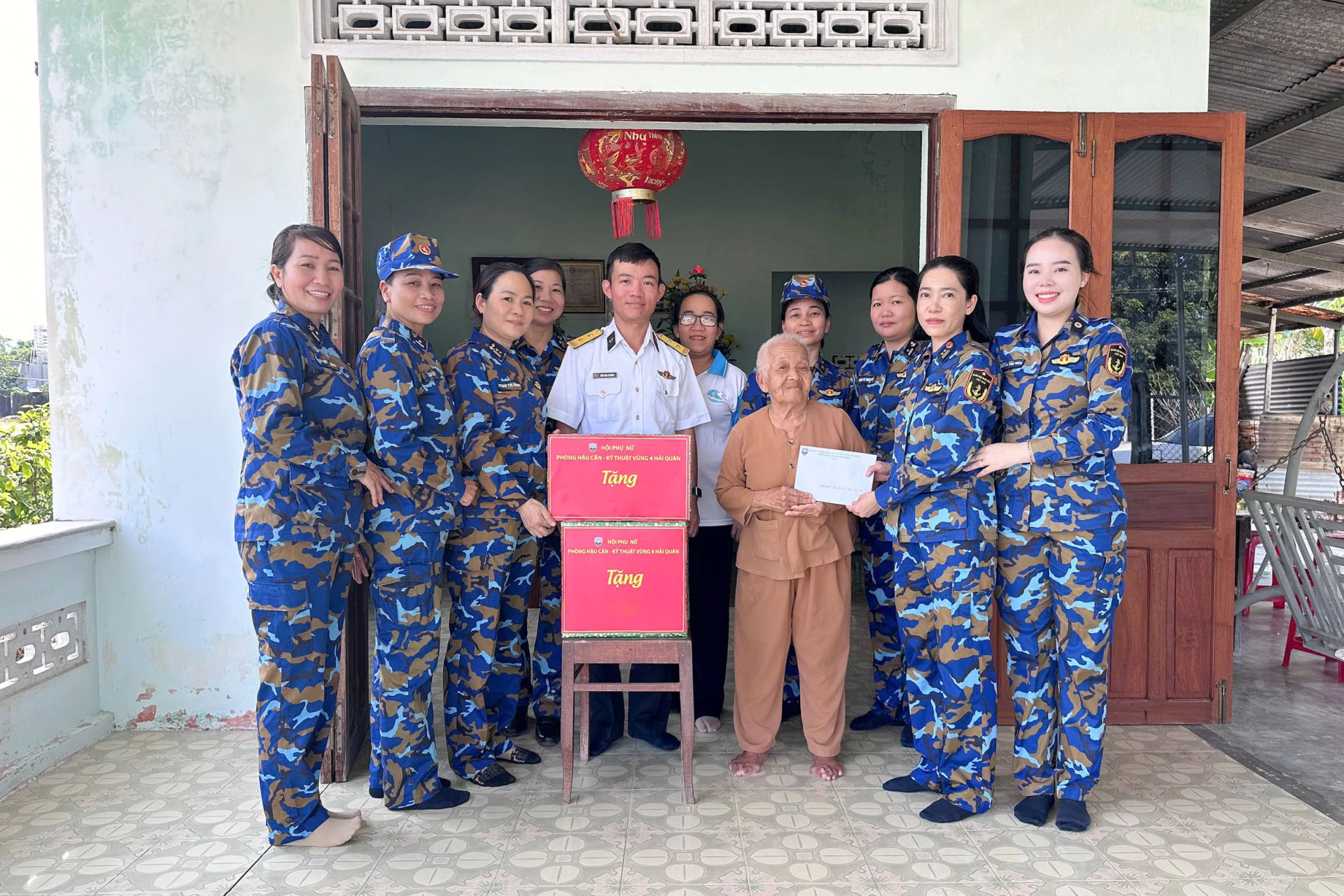 Đoàn thăm, tặng quà gia đình bà Phan Thị Kiểu.