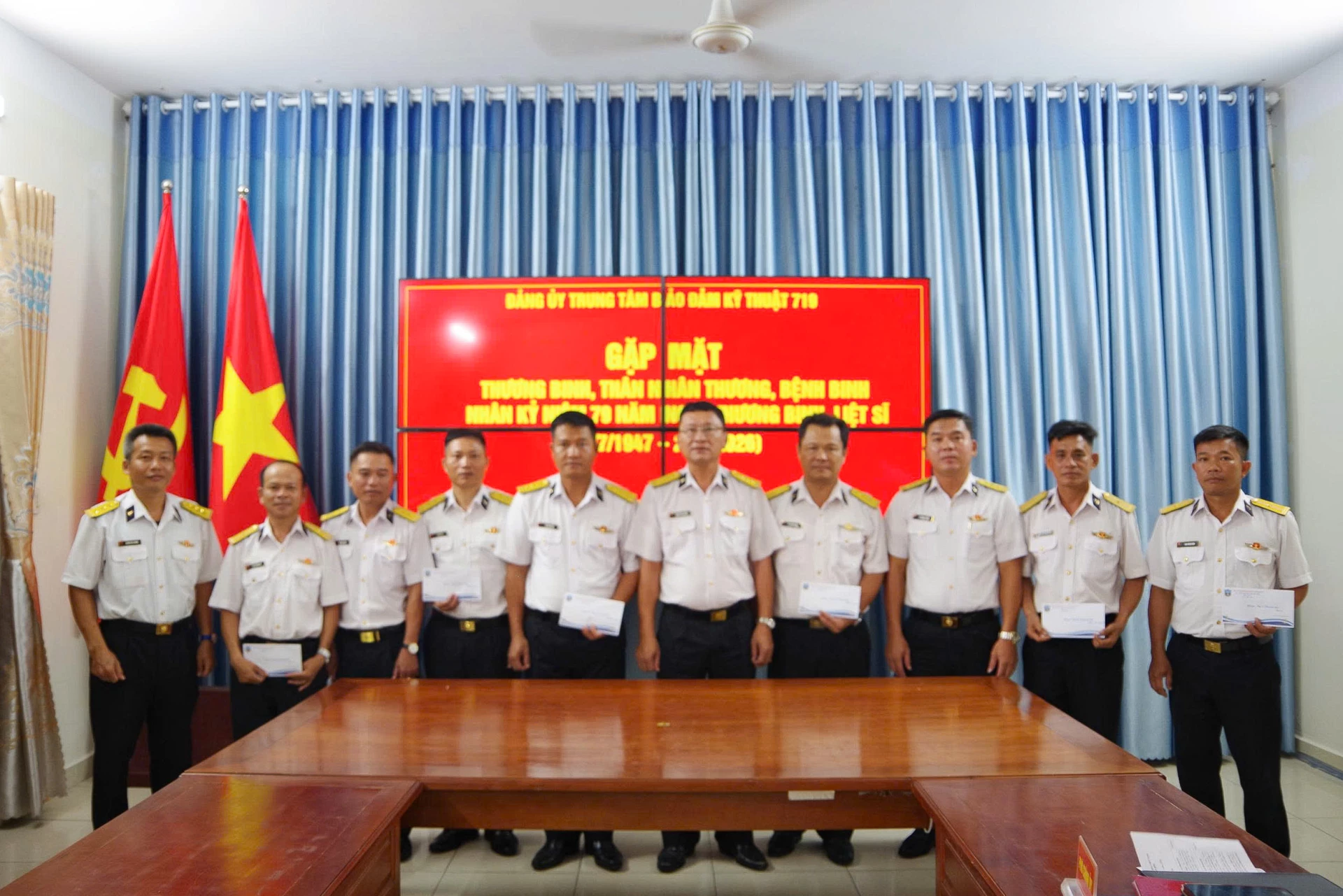 Chỉ huy Trung tâm tặng quà cho các quân nhân.