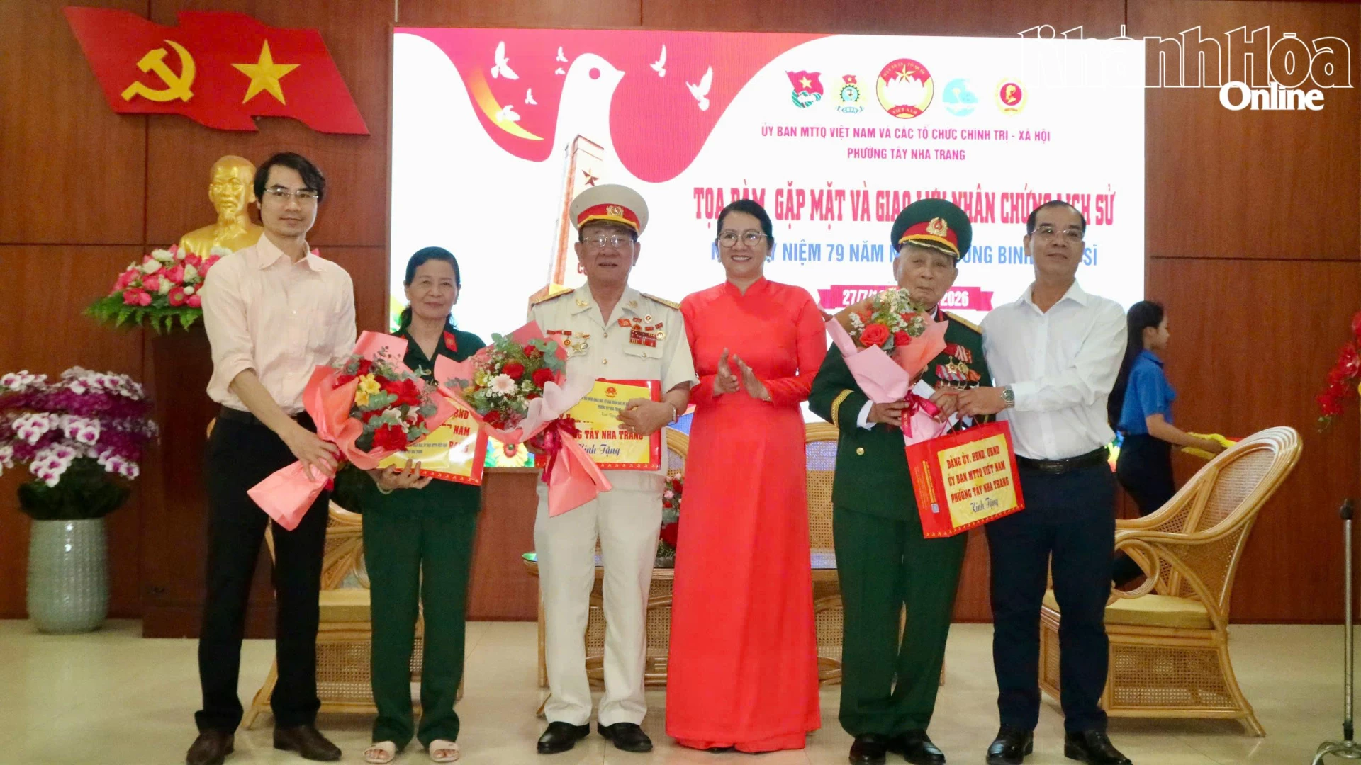 Lãnh đạo phường Tây Nha Trang tặng quà cảm ơn các nhân chứng lịch sử tham gia buổi tọa đàm