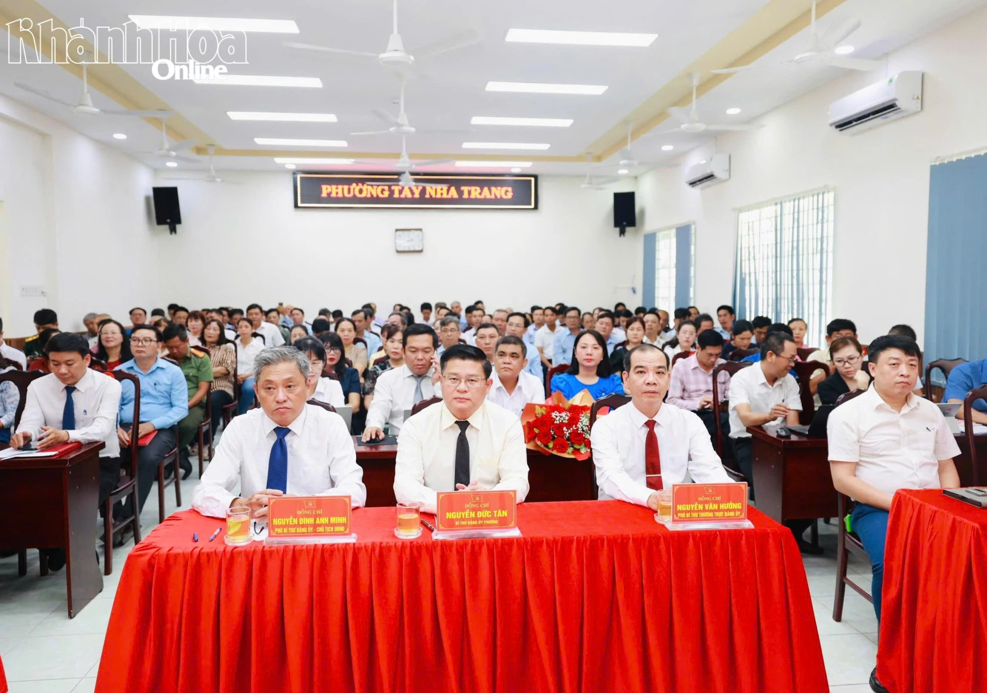 Lãnh đạo Đảng ủy phường Tây Nha Trang và đại biểu dự hội nghị