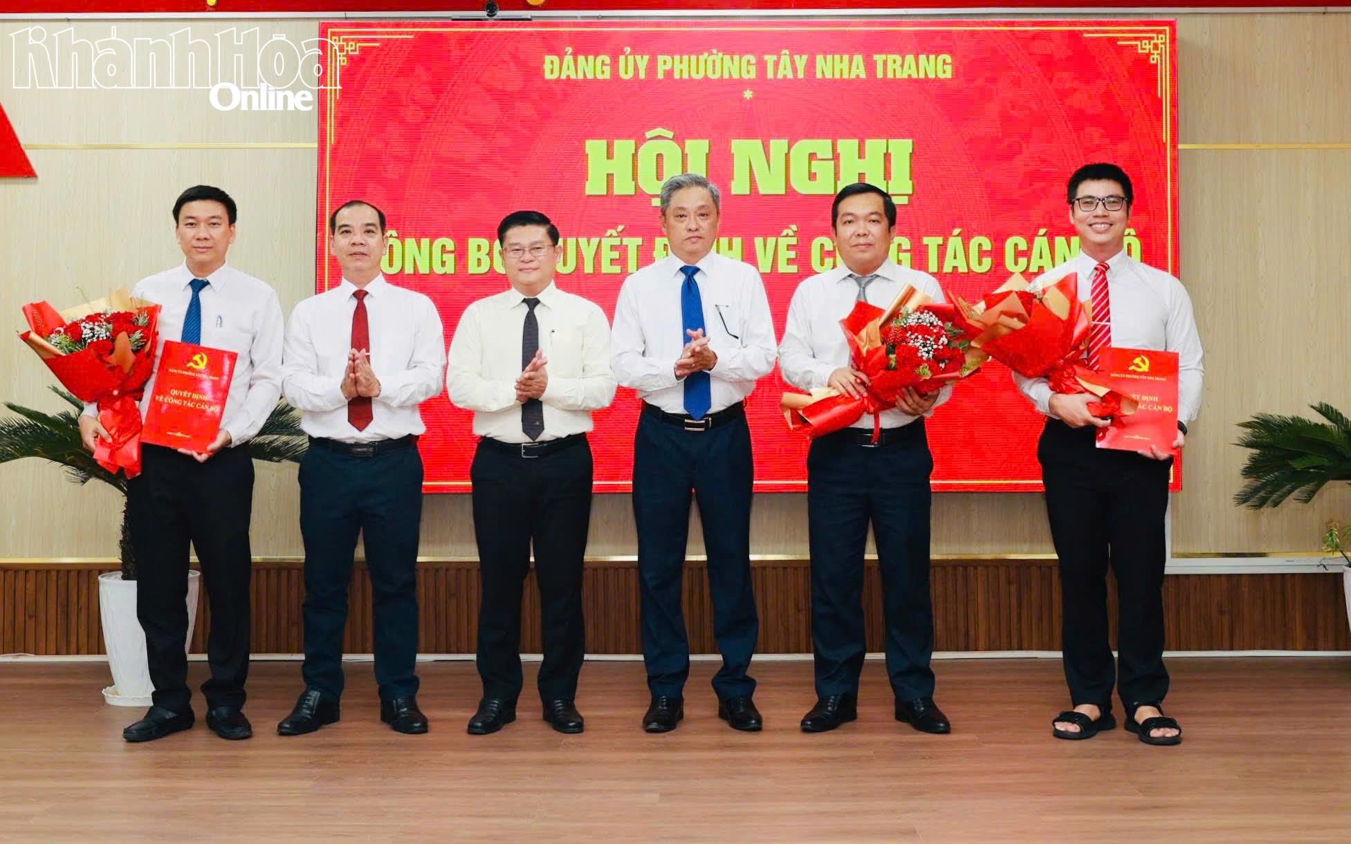 Các đồng chí Thường trực Đảng ủy phường Tây Nha Trang trao quyết định và tặng hoa chúc mừng cán cán bộ được nhận chức vụ mới