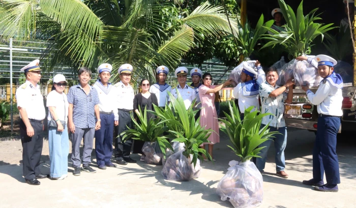 Vùng 4 Hải quân tiếp nhận 8.000 cây dừa hưởng ứng Chương trình “Xanh hóa Trường Sa”