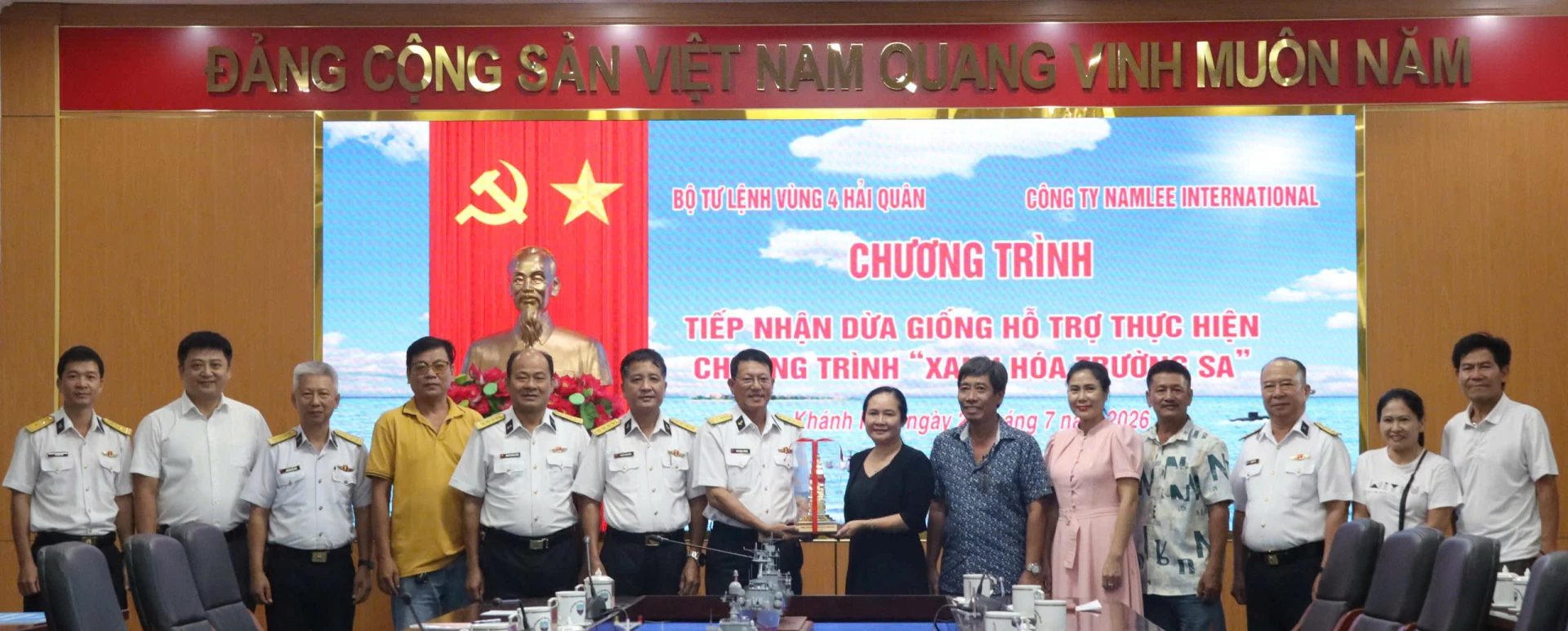 . Bộ Tư lệnh Vùng 4 Hải quân trao tặng quà lưu niệm cho Công ty TNHH Namlee International 
