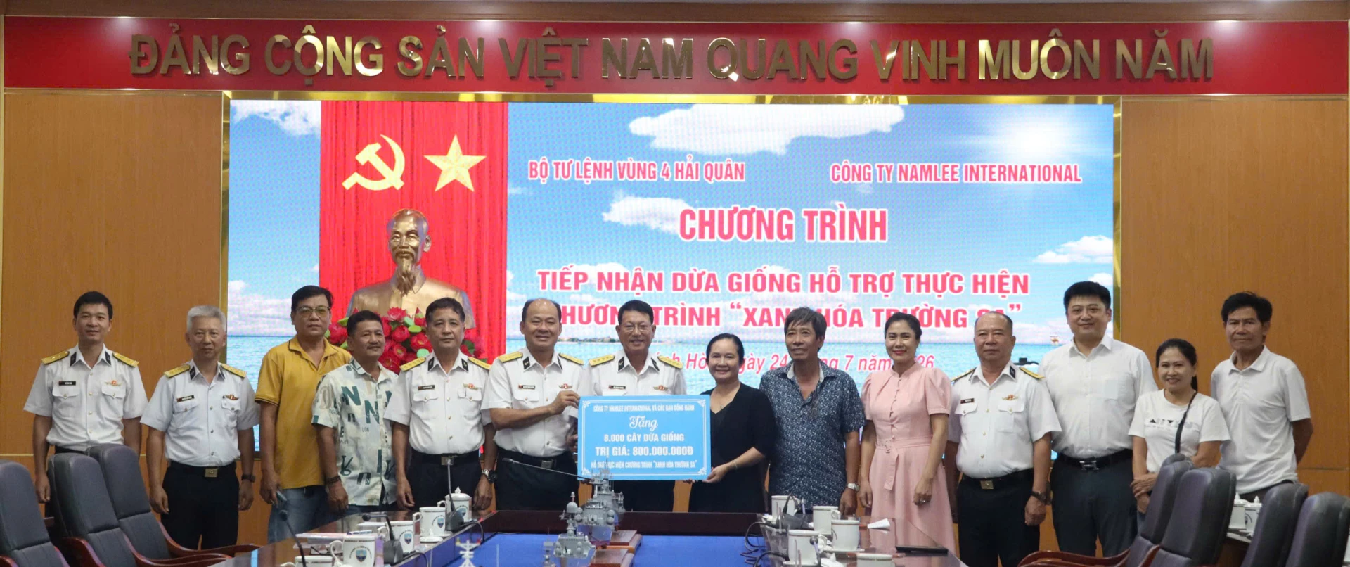 BTL Vùng 4 Hải quân tiếp nhận 8.000 cây dừa của Công ty TNHH Namlee International trao tặng hưởng ứng Chương trình Xanh hóa Trường Sa.