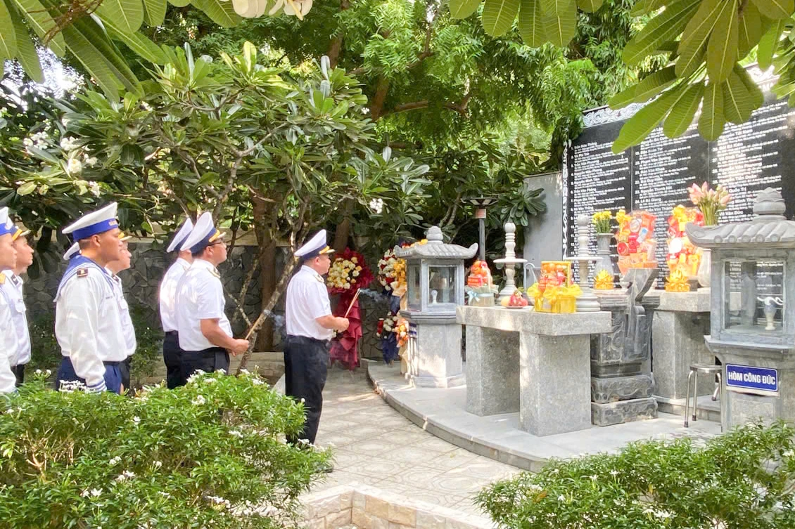 Dâng hương tri ân các anh hùng liệt sĩ tại Khu mộ gió.