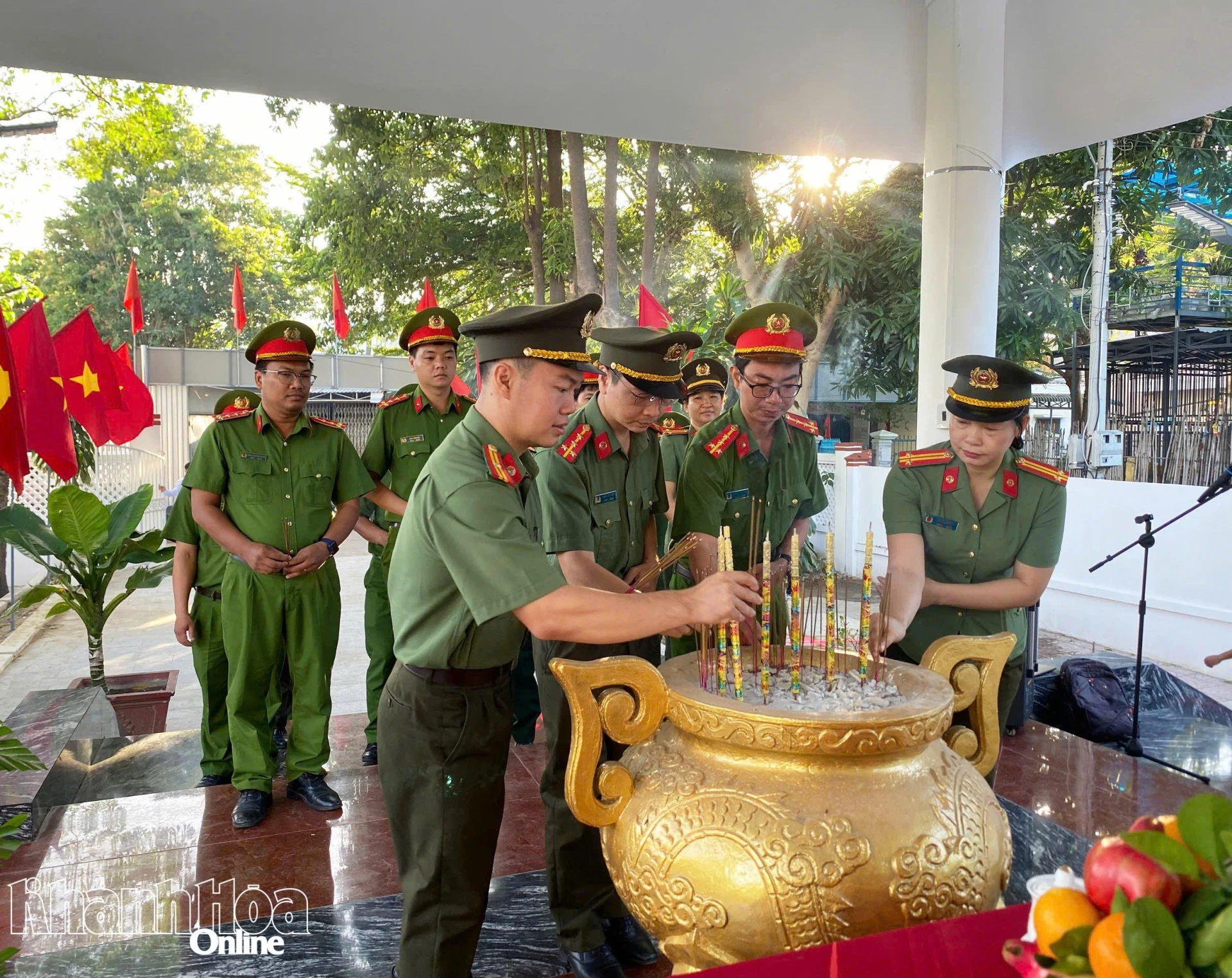 Các đại biểuthawps hương tưởng nhớ các anh hùng liệt sĩ.
