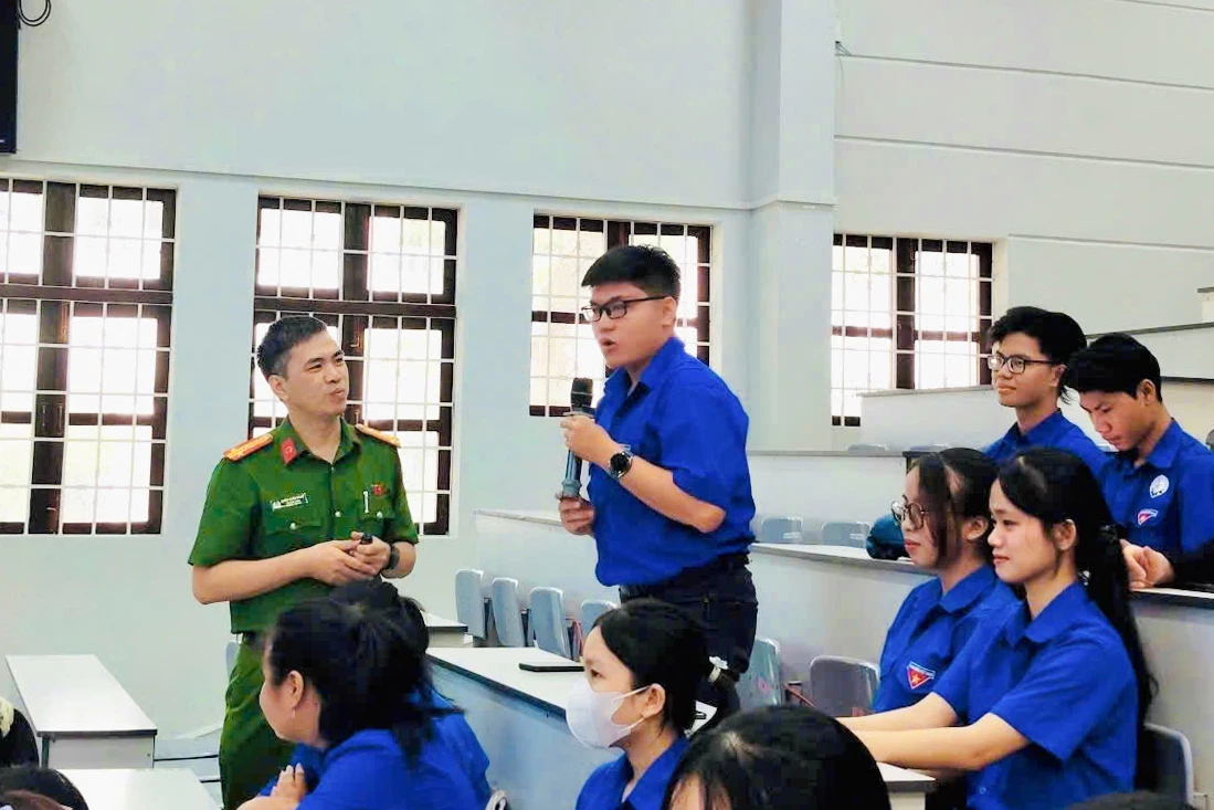 Các đoàn viên, thanh niên trao đổi tại hội nghị.