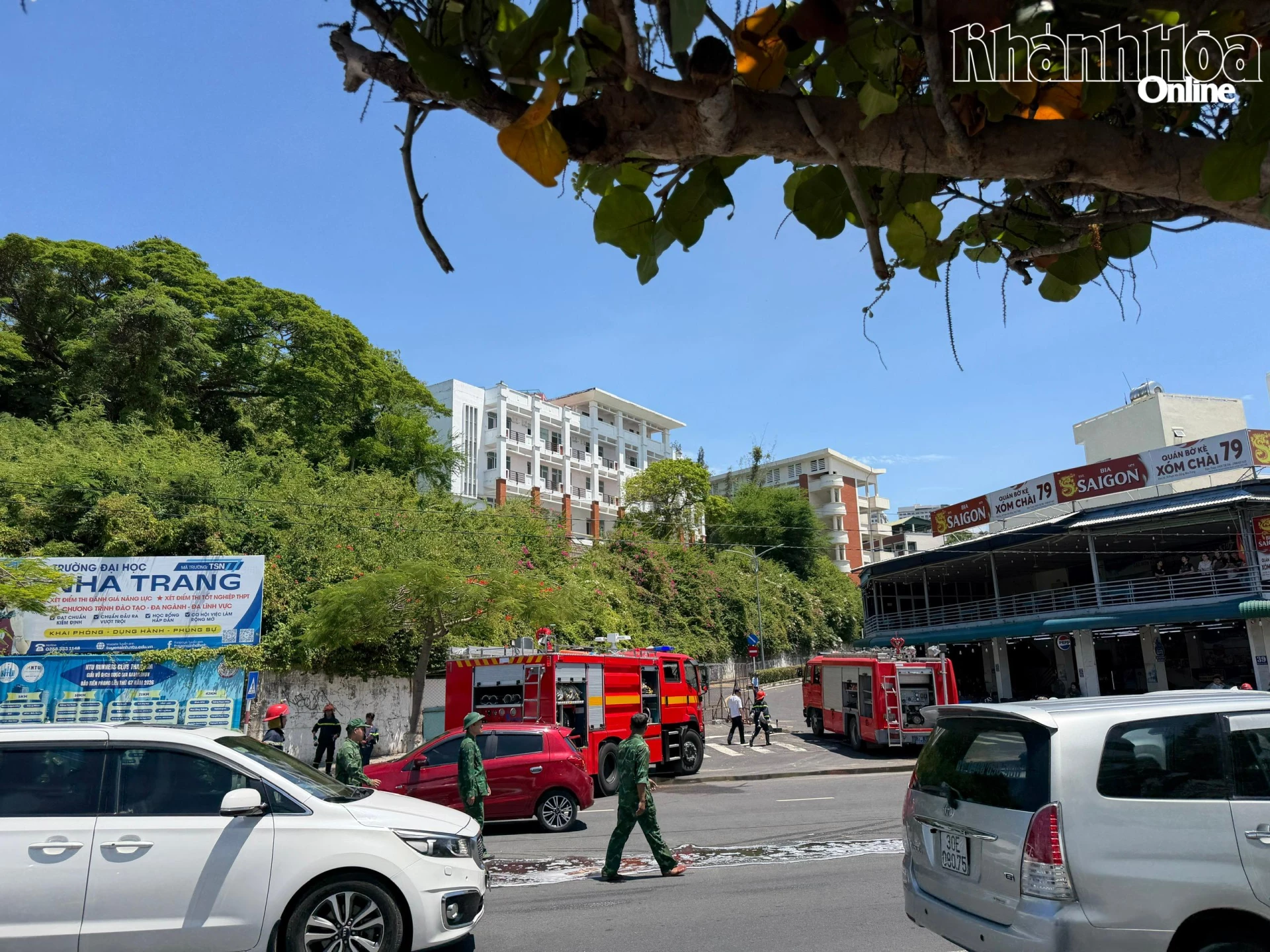 Nhiều phương tiện chữa cháy được điều động tới hiện trường chữa cháy.