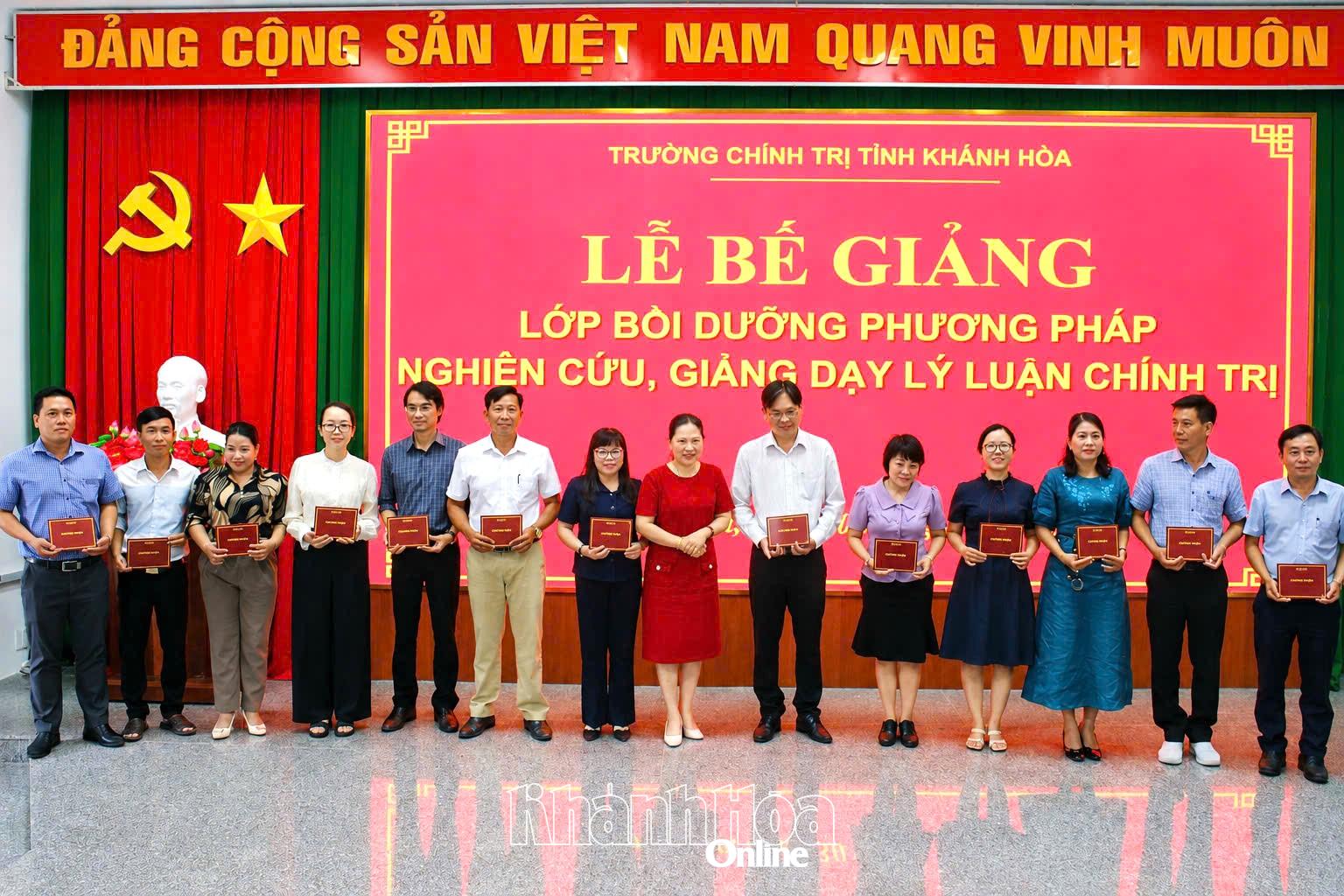 Đồng chí Lê Vinh Liên Trang trao giấy chứng nhận hoàn thành chương trình bồi dưỡng cho các học viên.