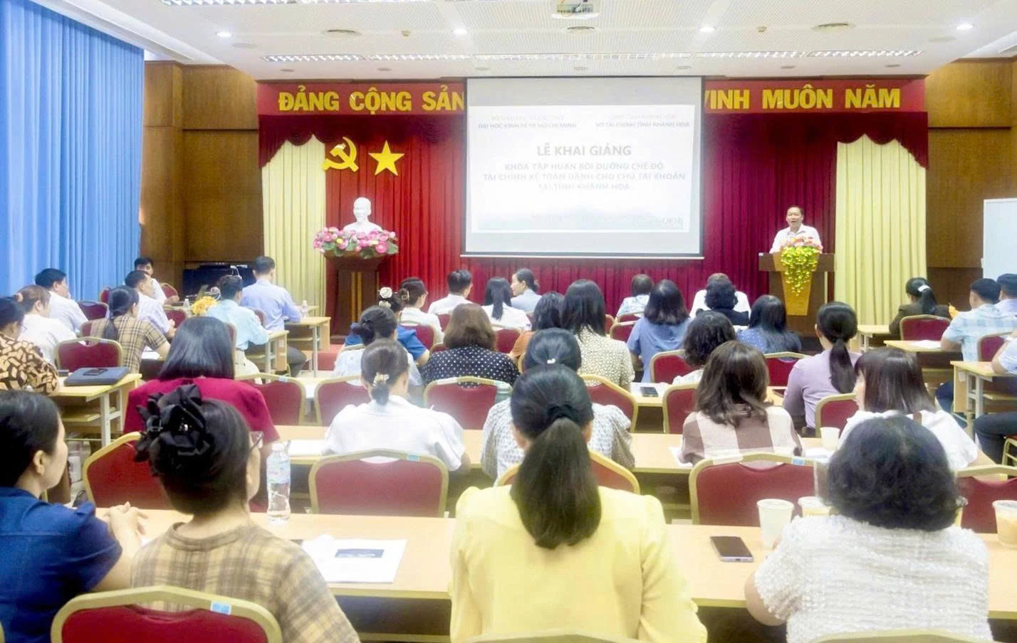 ThS. Nguyễn Văn Rớt - Phó Trưởng phòng Đào tạo UEH Mekong triển khai nội quy lớp học. (Nguồn: UEH)