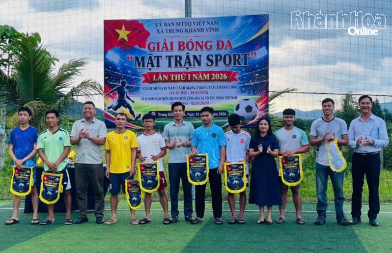 Ban tổ chức trao cờ lưu niệm cho các đội.