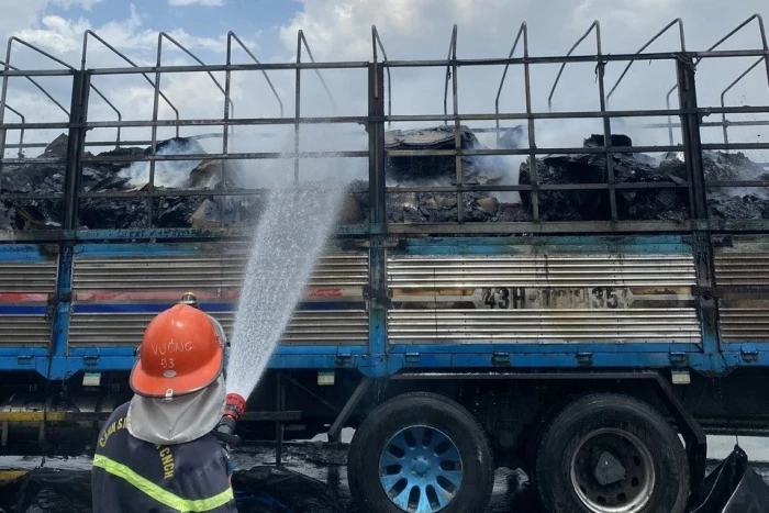 Xe tải bốc cháy khi đang chạy trên đường bộ cao tốc Vân Phong - Nha Trang