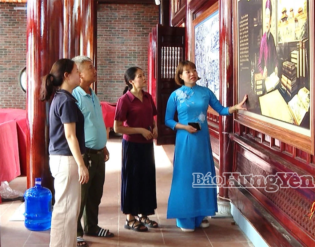 Du khách tìm hiểu về thân thế, cuộc đời và sự nghiệp của Danh nhân văn hóa Lê Quý Đôn tại Khu lưu niệm Danh nhân văn hóa Lê Quý Đôn.