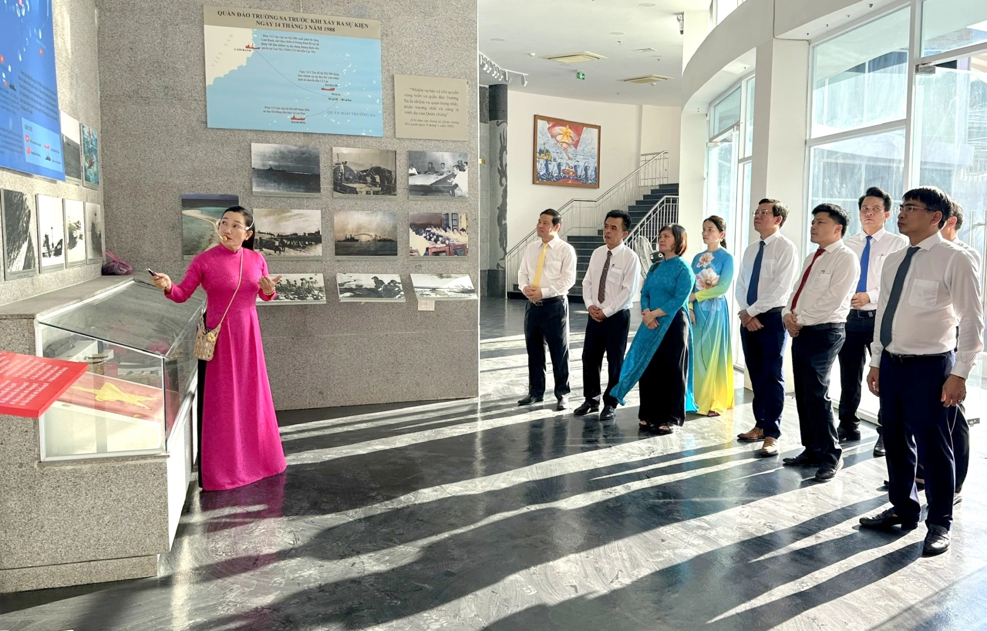Các đại biểu tham quan khu bảo tàng tại khu tưởng niệm. 