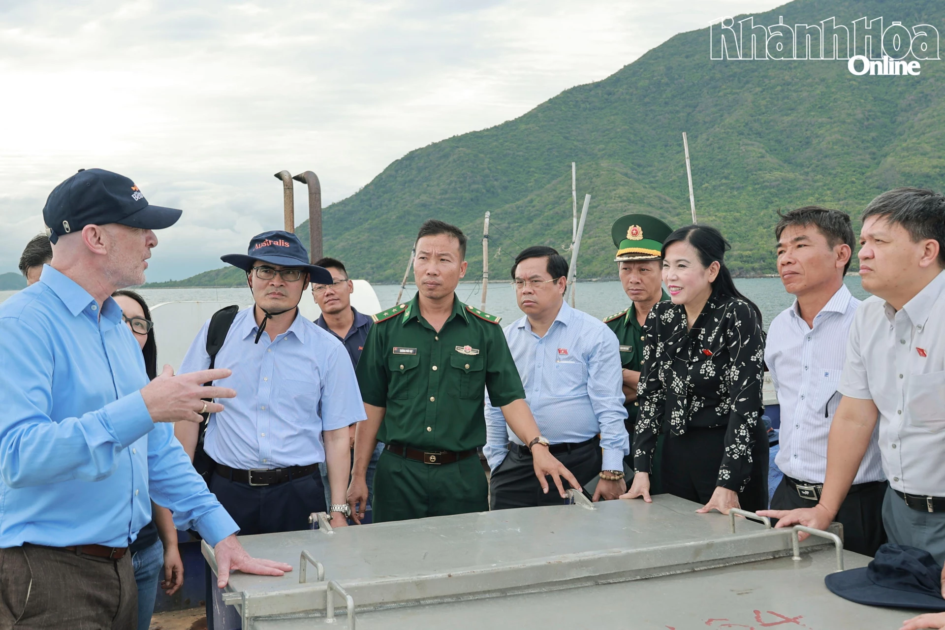 Đồng chí Nguyễn Thanh Hải cùng các thành viên đoàn công tác tham quan tại khu vực nuôi biển công nghệ cao của Công ty TNHH Australis Việt Nam.