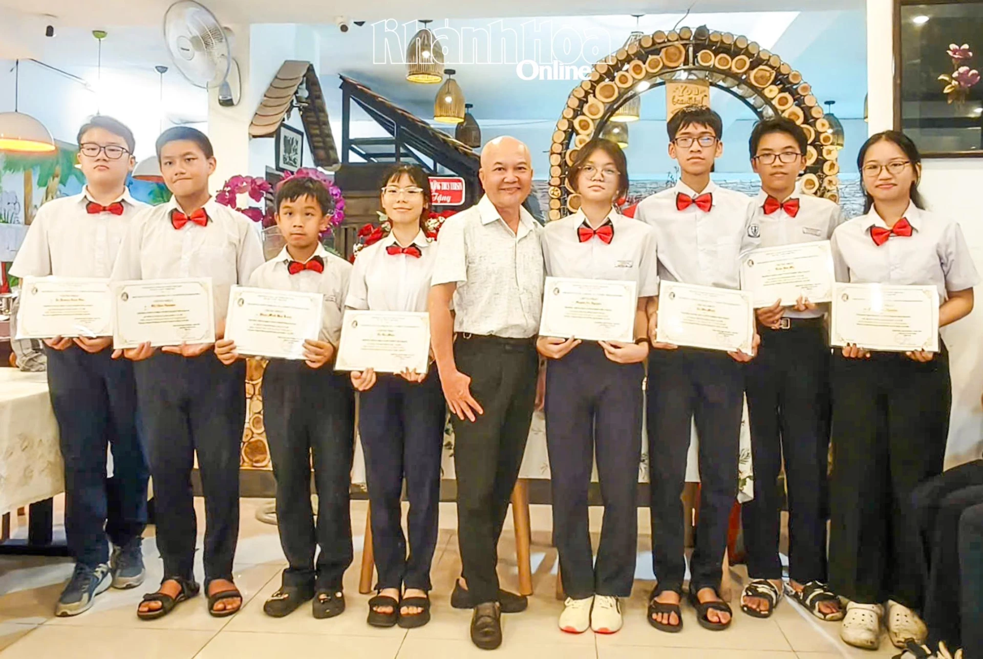 Các em học sinh được nhận giấy chứng nhận hoàn thành khóa học.