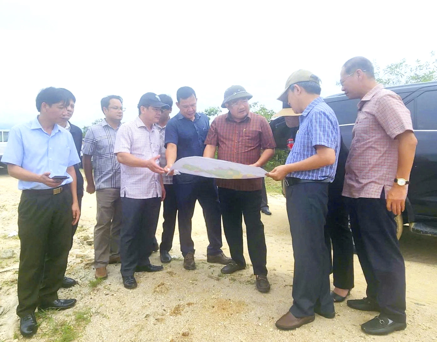Phó Chủ tịch UBND tỉnh Trịnh Minh Hoàng cùng đoàn công tác khảo sát thực địa quỹ đất Công ty TNHH Một thành viên Lâm nghiệp Tân Tiến quản lý.